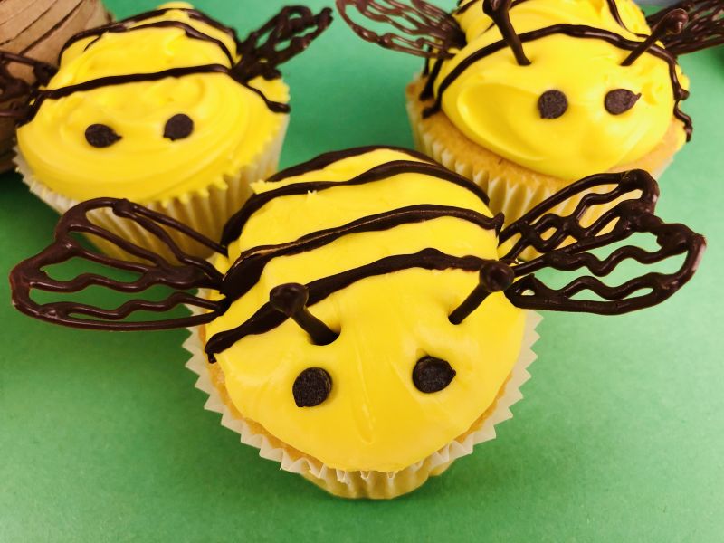 how to make bee cupcakes