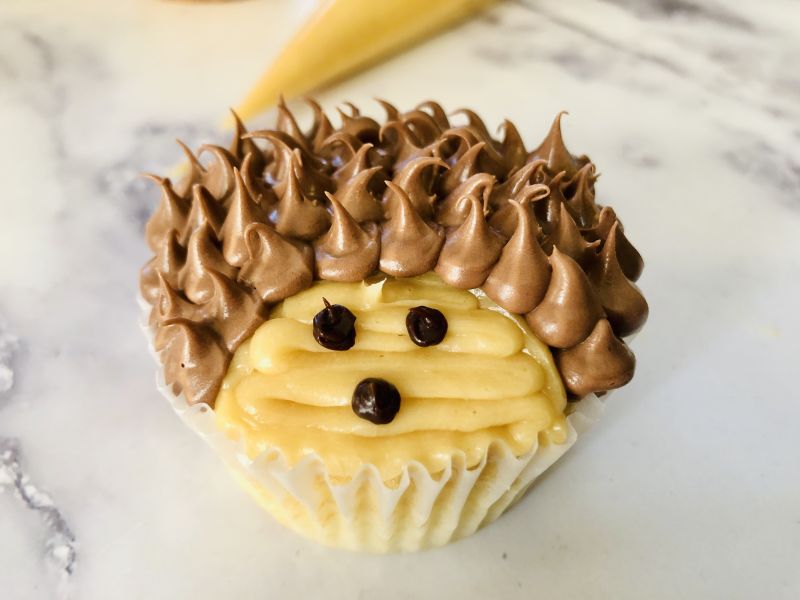 how to decorate the hedgehog cupcakes