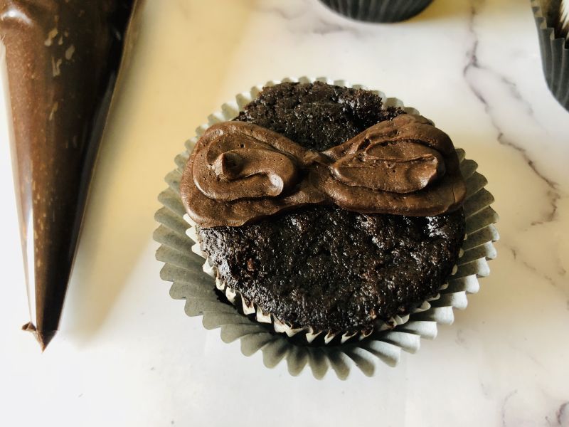 how to decorate a raccoon cupcake