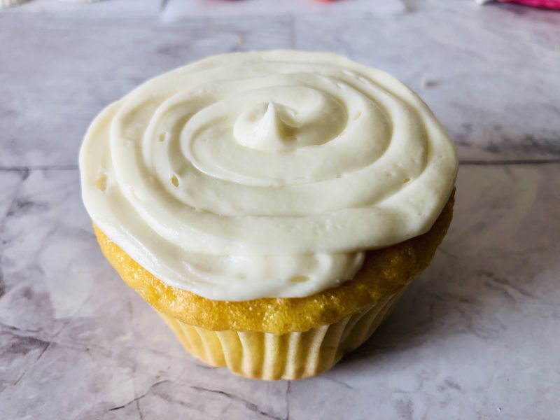 frosting your beach cupcakes
