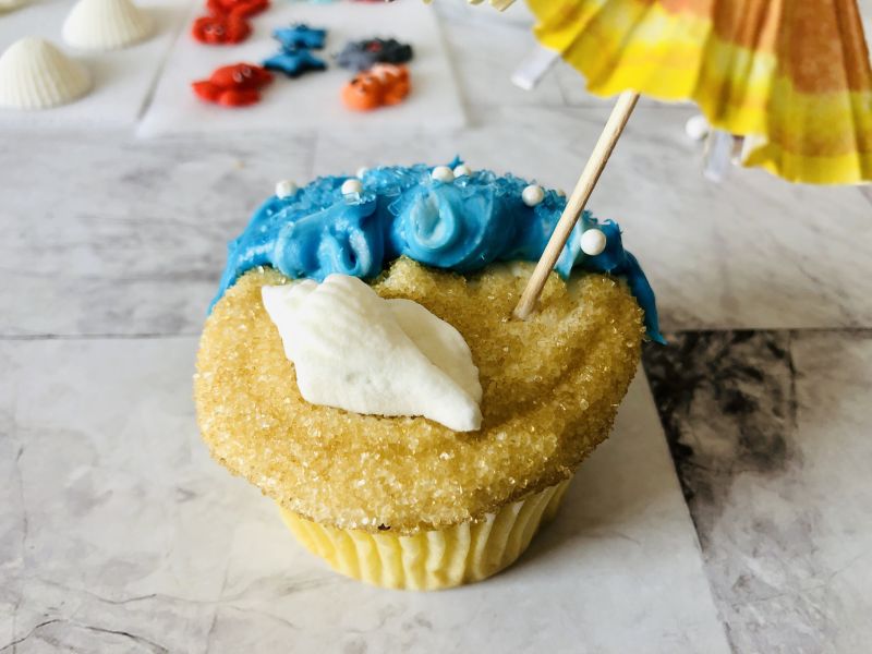How to make beach cupcakes with umblrella and shell