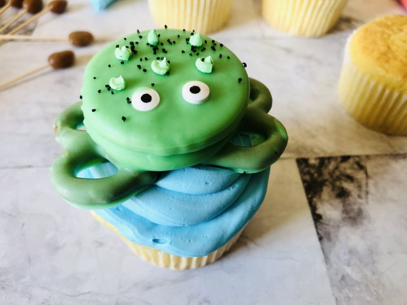 added frog to frog cupcakes
