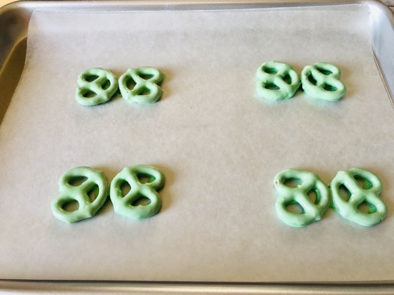 setting up frogs legs for frog cupcakes